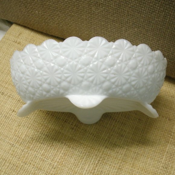 Vintage Fenton Milk Glass Daisy & Button Footed Dish - Picture 8 of 16